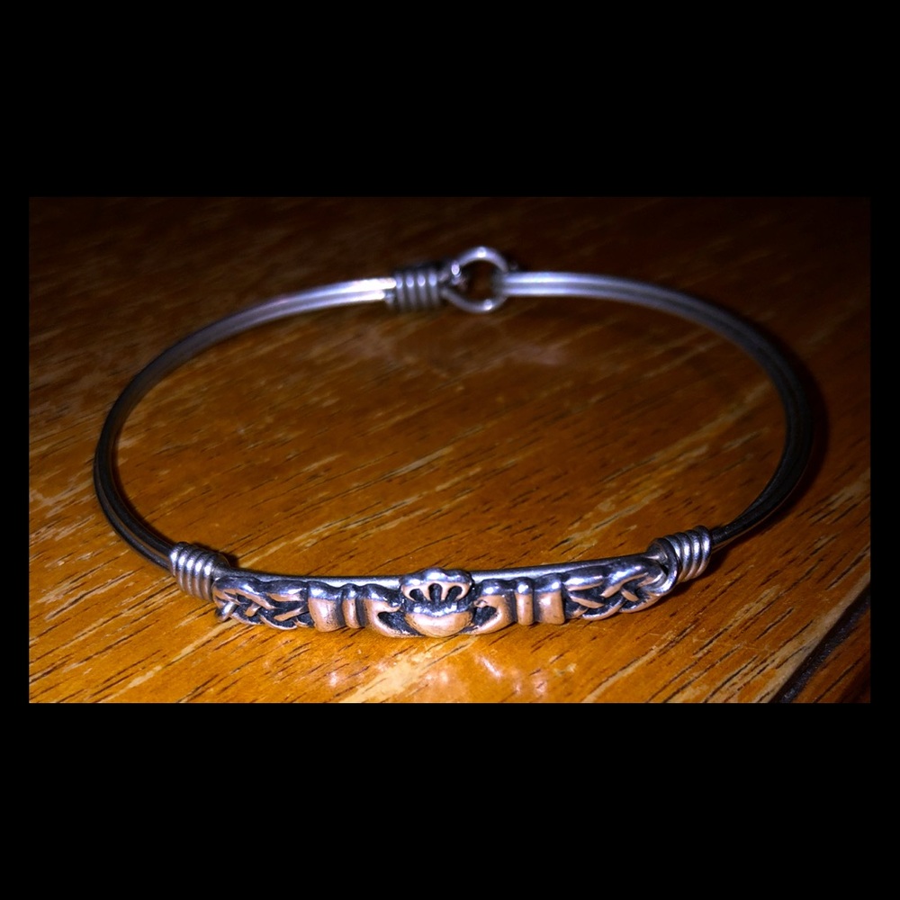 IRISH BRACELET. STERLING SILVER W/CLIP CLOSURE.